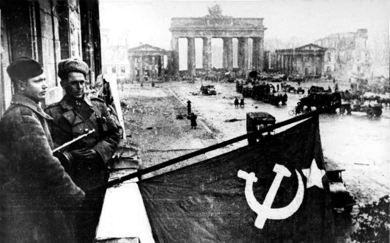 Żołnierze radzieccy wywieszają flagę Związku Radzieckiego na...