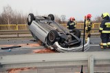 Auto dachowało pod Inowrocławiem. Dwie osoby poszkodowane
