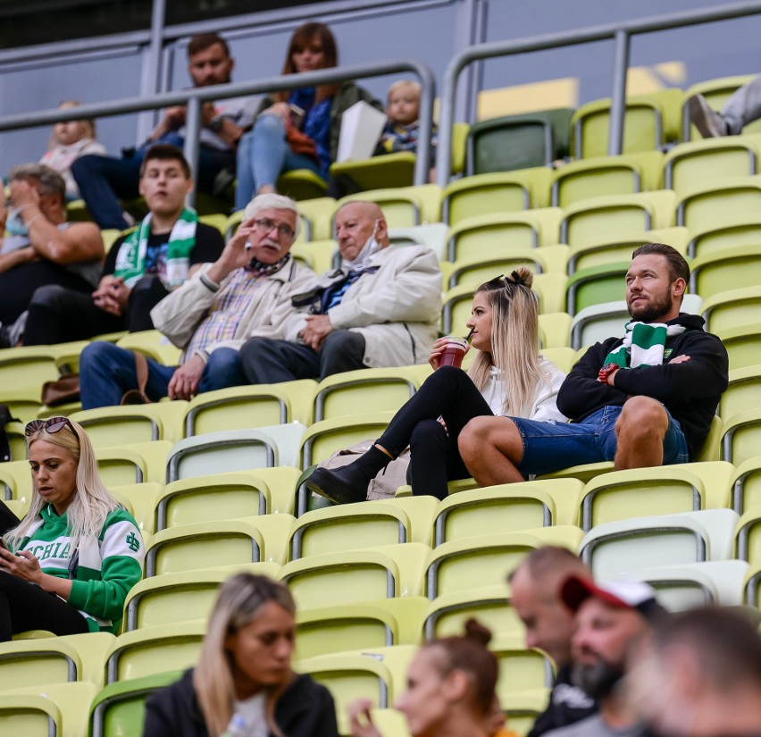 Piękniejsza część biało-zielonych trybun. Fanki Lechii Gdańsk są zachwycające! Z wdziękiem zagrzewają do boju piłkarzy