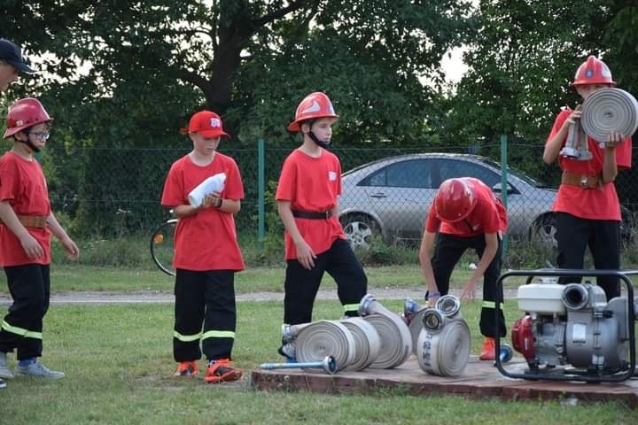 Zawody sportowo-pożarnicze Młodzieżowych Drużyn Pożarniczych Ochotniczych Straży Pożarnych zorganizowano w Gniewoszowie. Zobacz zdjęcia 
