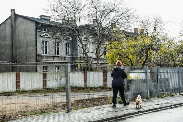 Właściciel pustej kamienicy przy Kanałowej 3 o ogrodzeniu nie zapomniał