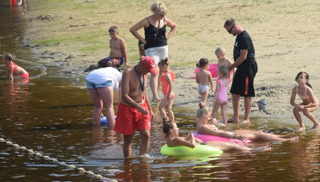 W niedzielne popołudnie nad zalewem w Szydłowcu odpoczywało sporo ludzi. Fantastyczna pogoda sprawiła, że nie brakowało także amatorów kąpieli. ZOBACZ ZDJĘCIA Z NIEDZIELNEGO WYPOCZYNKU>>>