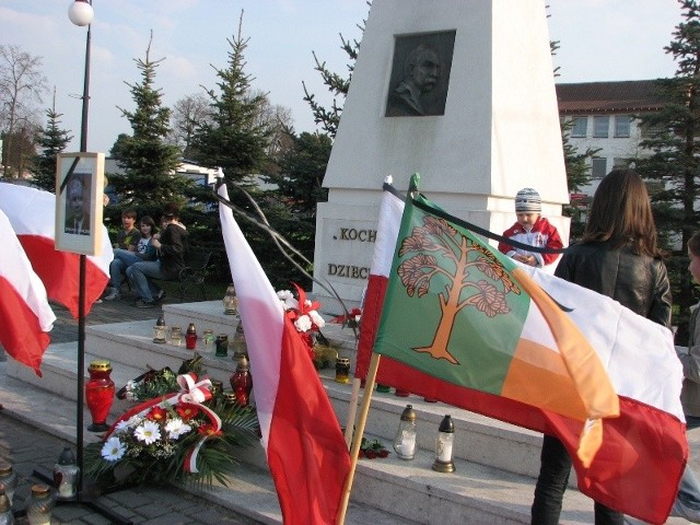 Pod pomnikiem marszałka Piłsudskiego ustawiono zdjęcie Prezydenta Kaczyńskiego. Można tam składać kwiaty i palić pamiątkowe znicze.