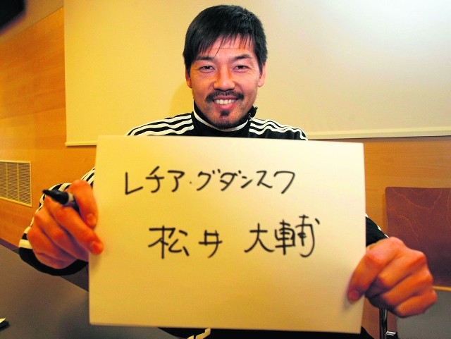 Daisuke Matsui prezentuje kartkę z napisem "Lechia Gdańsk" po japońsku