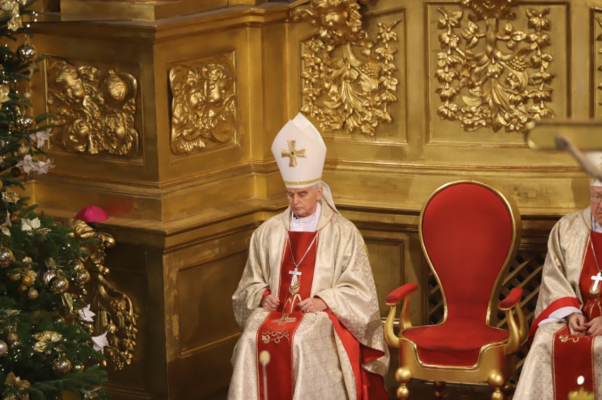 Boże Narodzenie 2022. Uroczysta Suma Pontyfikalna w Bazylice Katedralnej w Kielcach. Odprawili ją trzej biskupi. Było kilkaset osób