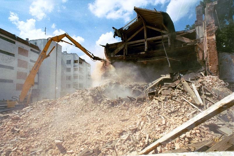2000 r., wyburzanie dawnego kina przy ul. Św. Mikołaja