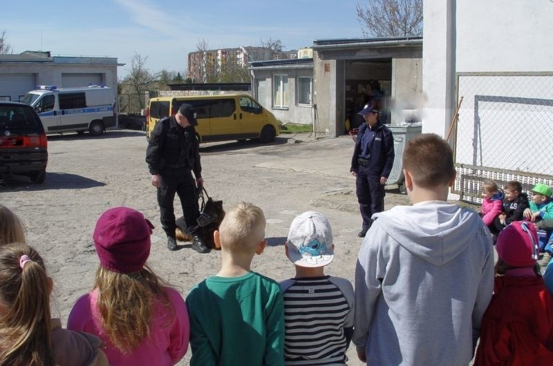 Policjanci z Kolna odwiedzili dzieci ze Szkoły Podstawowej...