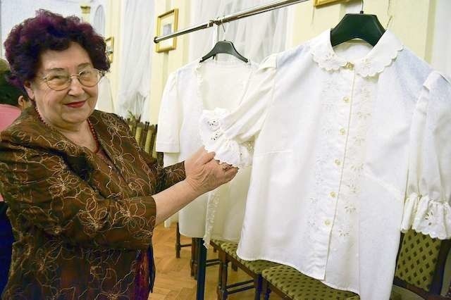 Zdobić haftem richelieu  Halina Jasińska nauczyła się dopiero na  emeryturze, efektem są piękne bluzki 