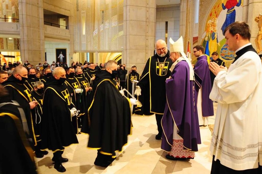 Kraków. Jubileusz Zakonu Rycerzy Jana Pawła II. Na Białych Morzach odbyła się uroczysta msza św.  [ZDJĘCIA]