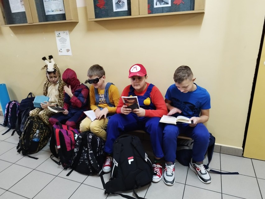 Dzień Postaci z Bajek i akcja czytania w szkole w Adamowie