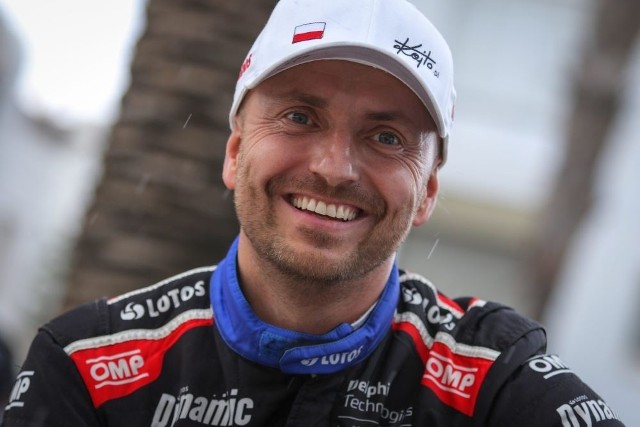 Kajetan Kajetanowicz urodził się w Cieszynie, ale od dziecka mieszka w Ustroniu. Ma na swoim koncie 3 tytuły mistrza Europy, 4 mistrza Polski (2010-2013), wicemistrzostwo świata w kategorii WRC 2 (2019), tytuł drugiego wicemistrza WRC 3 (2020) i wicemistrzostwo WRC 3 (2021). Trzykrotnie triumfował w Rajdzie Polski (2010, 2011 i 2013) oraz aż ośmiokrotnie z rzędu w prestiżowym Rajdzie Barbórka, w ramach którego w tym roku dorzucił jeszcze do swojej bogatej kolekcji sukcesów dziewiąte zwycięstwo w Kryterium Asów na ulicy Karowej. Startuje Škodą Fabią Rally2 Evo z pilotem Maciejem Szczepaniakiem w barwach Lotos Rally Team.Fot. Lotos Rally Team