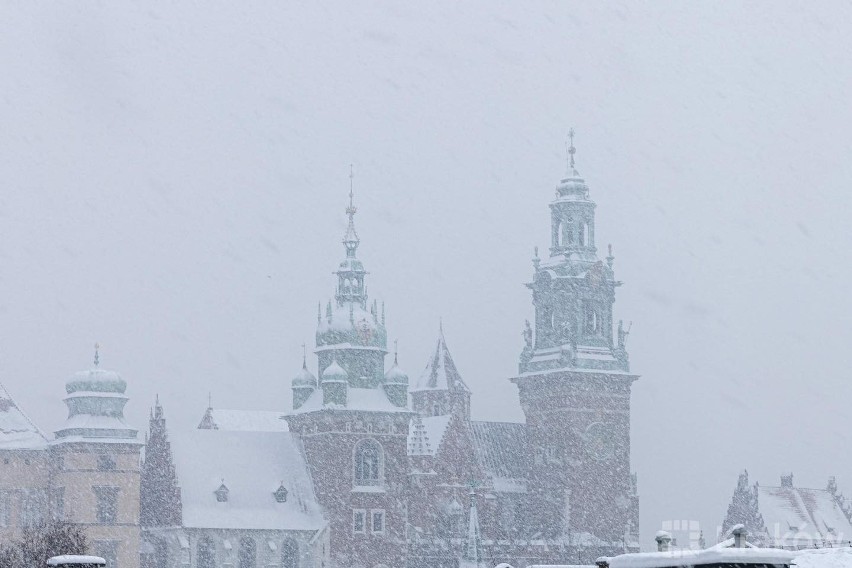 Kraków i Małopolska. Padający deszcz zamienił się w lód. Teraz śnieży. Są problemy