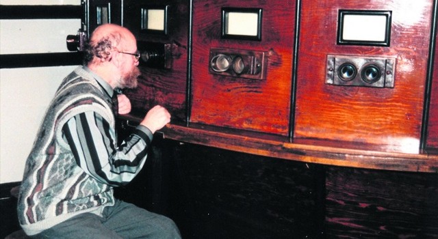 Antoni Rut przy fotoplastykonie, ponad 10 lat temu. Patrząc w wizjer, widz  mógł oglądać zdjęcia w trójwymiarze