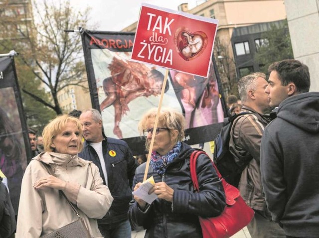 Działacze PRO-Prawo do Życia w trakcie swych protestów epatują śmiercią, eksponując plakaty z martwymi płodami