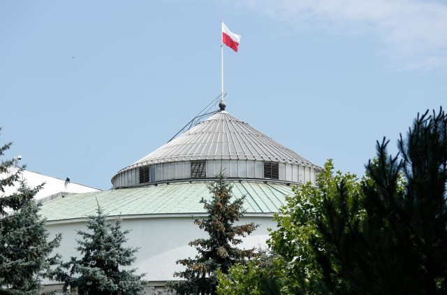 Według wyników najnowszego sondażu przed wyborami parlamentarnymi, PiS w nowej kadencji Sejmu mogłoby rządzić samodzielnie.