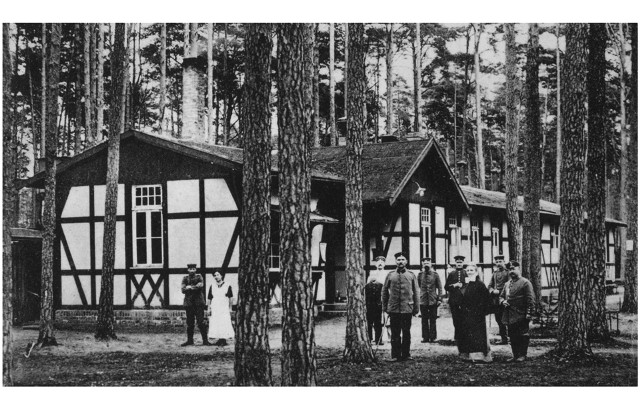W lasach usytuowano wiele baraków przemienionych na lazarety. Tu lazaret Czerwonego Krzyża, rok 191