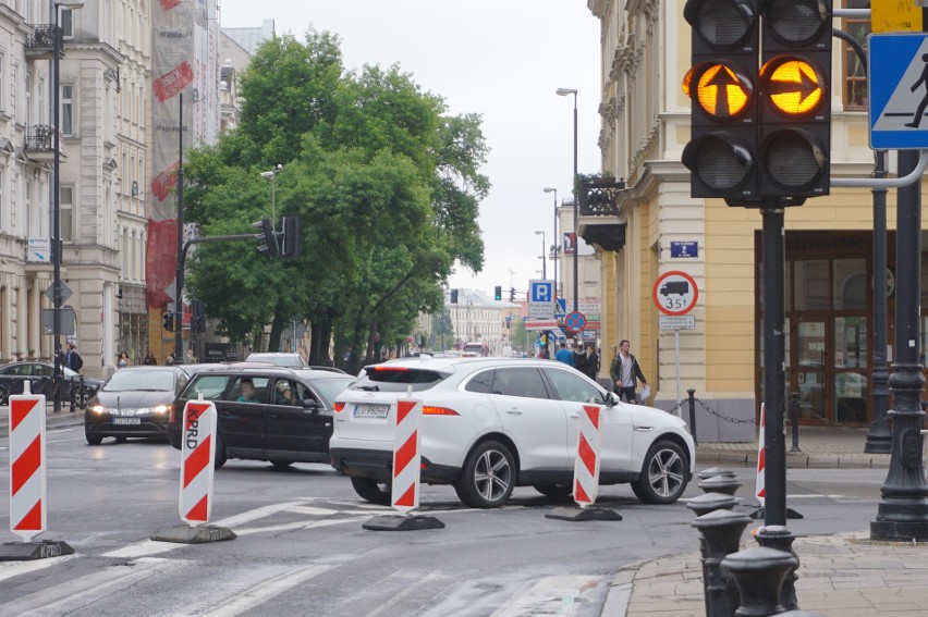 Chaos na skrzyżowaniu Lipowej i Racławickich. Drogowcy zafundowali kierowcom niepotrzebną nerwówkę. Zobacz zdjęcia