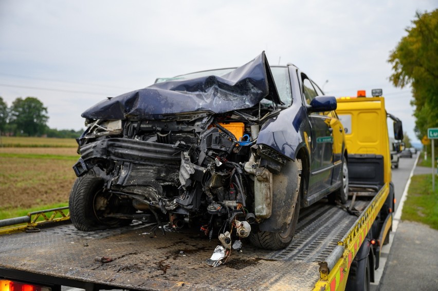 Faściszowa. Wypadek na Drodze Wojewódzkiej nr 980. Osobowa skoda zderzyła się z busem przewożącym dzieci. Kilka osób zostało rannych