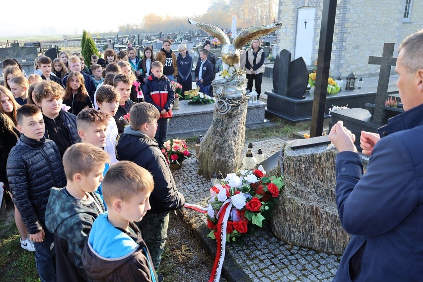 Uczniowie pamiętali o grobach i pomnikach bohaterów II Wojny...