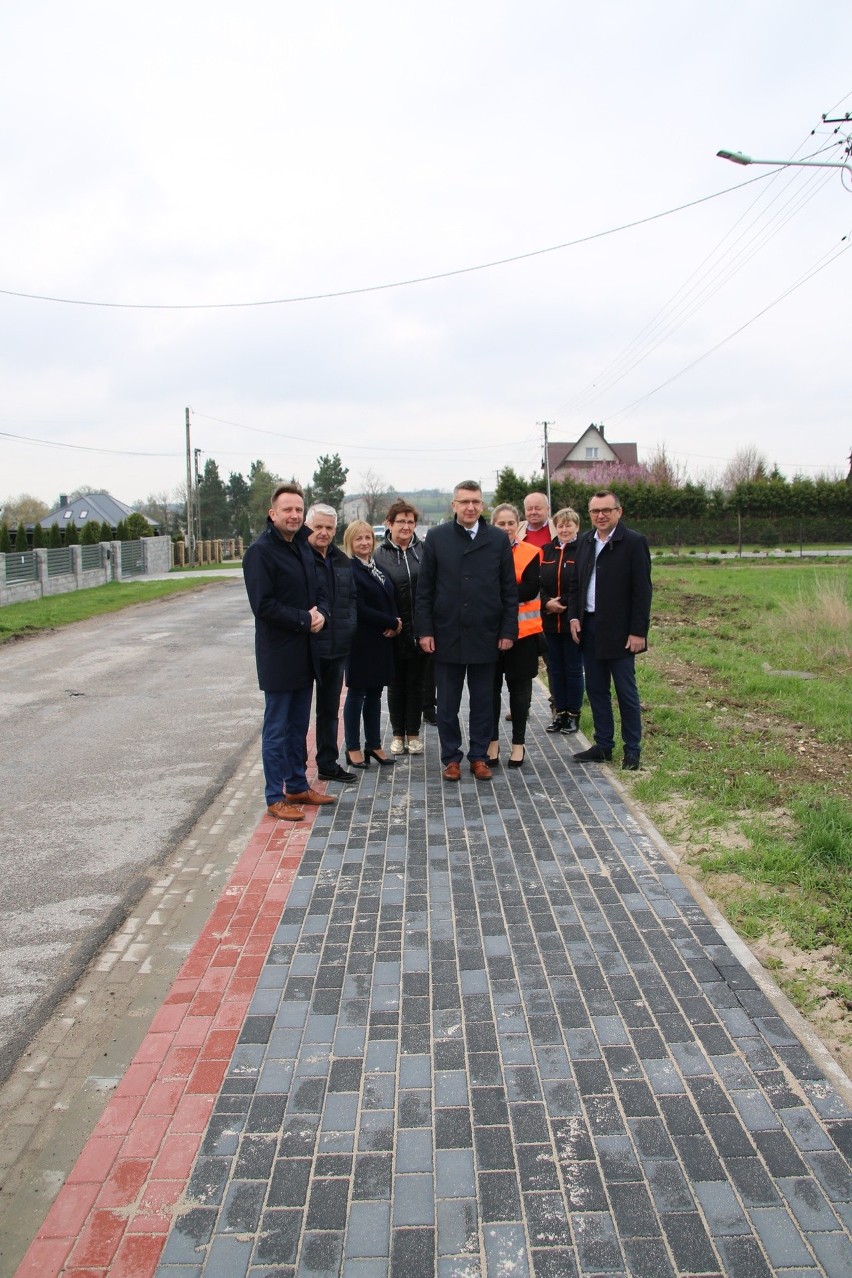 W Brzegach, w gminie Sobków ukończony został nowy chodnik z...