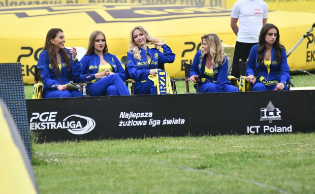 Dziewczyny Stali Gorzów zagrzewają publiczność i zawodników do boju na każdym ligowym meczu żółto-niebieskich. Biorą też udział w różnego rodzaju wydarzeniach, organizowanych przez klub.