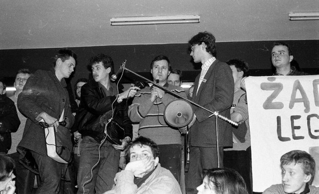 Jarosław Ziętara (trzeci od lewej) w 1989 roku jako reporter radia uniwersyteckiego na wiecu ws. rejestracji NZS-u.