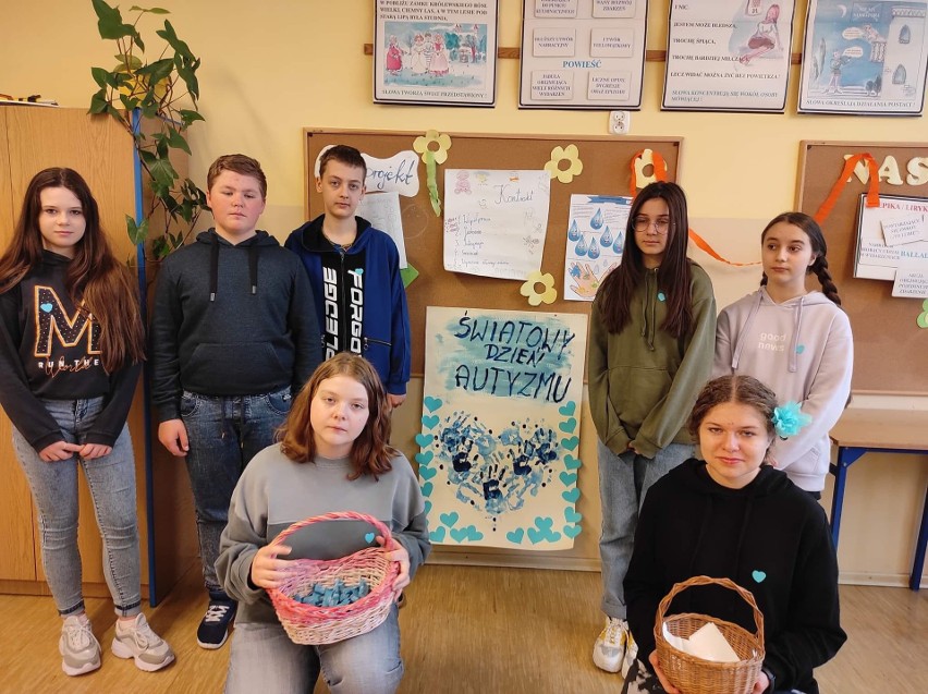 Uczniowie Szkoły Podstawowej w Dwikozach solidaryzują się z chorymi na autyzm. Piękna inicjatywa - zobacz zdjęcia  
