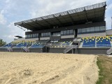 Wybudowany na IE 2023 stadion w Tarnowie stoi pusty. Boiska z piasku zastąpić ma trawiasta murawa do rozgrywania meczów piłkarskich  