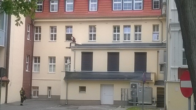 Mężczyzna wyszedł ma dach na wysokości drugiego piętra.