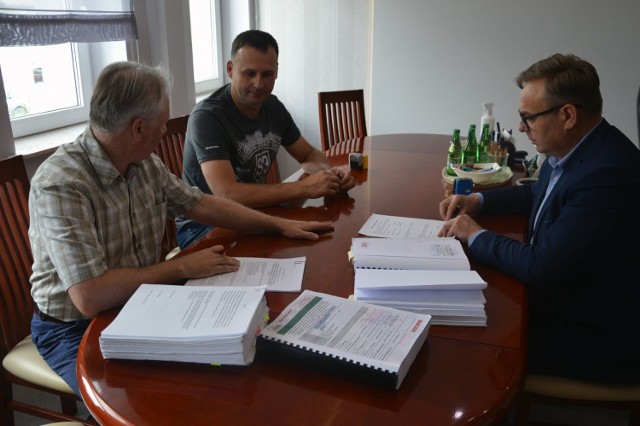 W minionym tygodniu oficjalnie podpisano umowę na budowę kanalizacji sanitarnej w Aleksandrowie oraz Wrzosowie.