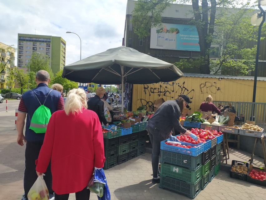 Na bazarze przy "Opałku" można dostać truskawki z importu....