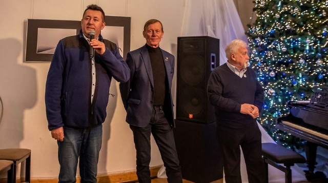 Powitali wszystkich Marcin Rusek - w imieniu Łaźni( z lewej) i Krzysztof Zdanowicz, prezes Radomskiego Towarzystwa Fotograficznego. Głos zabrał też Leszek Jastrzębiowski, wiceprezes Towarzystwa.