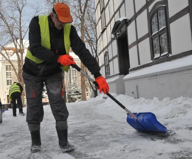 Andrzej Ośka z firmy Taxus odśnieżał plac Wielkopolski