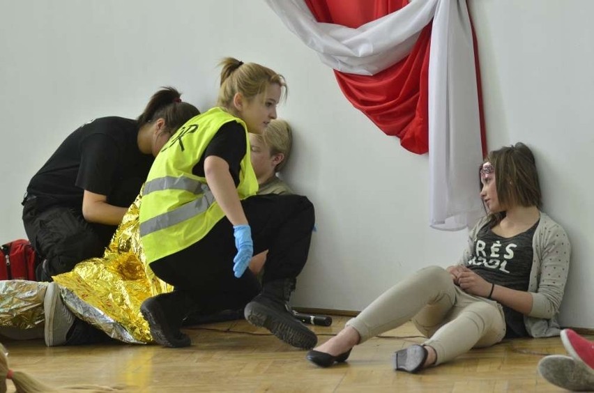 Uczniowie odbierają nagrody na uroczystości w Zespole Szkół...