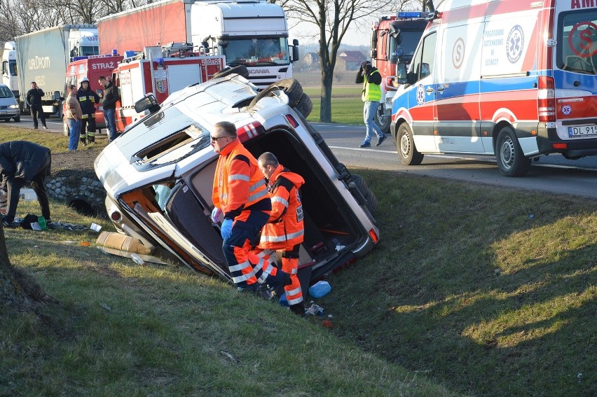 Wypadek pod Kłobuczynem. Bus pełen dzieci wpadł do rowu [ZDJĘCIA]