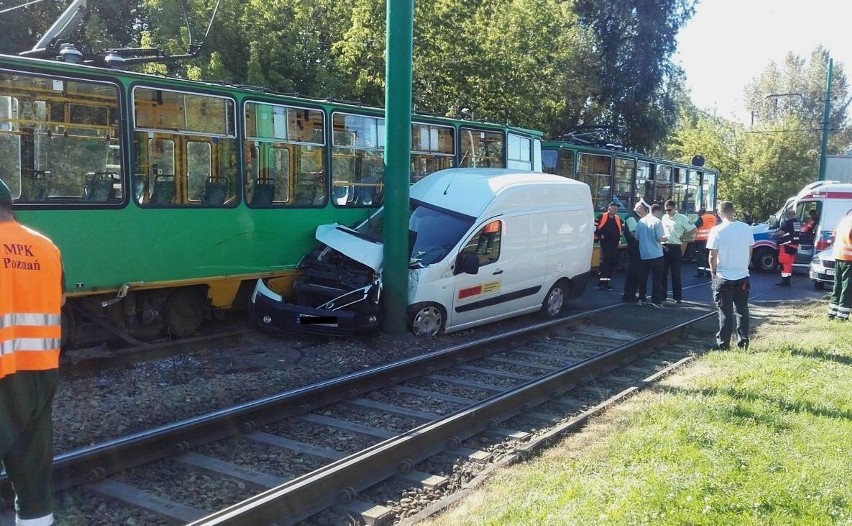 Starołęka: Samochód zderzył się z tramwajem