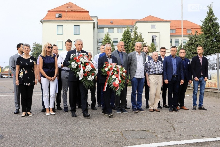 Przedstawiciele PO złożyli kwiaty pod bramą Stoczni Szczecińskiej