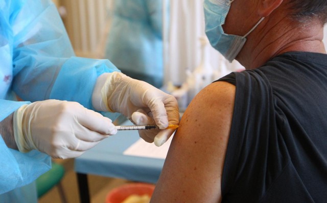 Ministerstwo Zdrowia wprowadziło nowe zasady dotyczące mieszania szczepionek przeciw koronawirusowi.