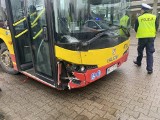 Samochód zderzył się z autobusem MPK Wrocław. Auto zostało mocno poturbowane