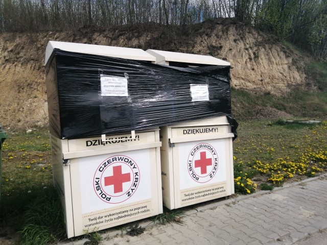 Zabezpieczony pojemnik na odzież używaną w Kicharach, w gminie Dwikozy.