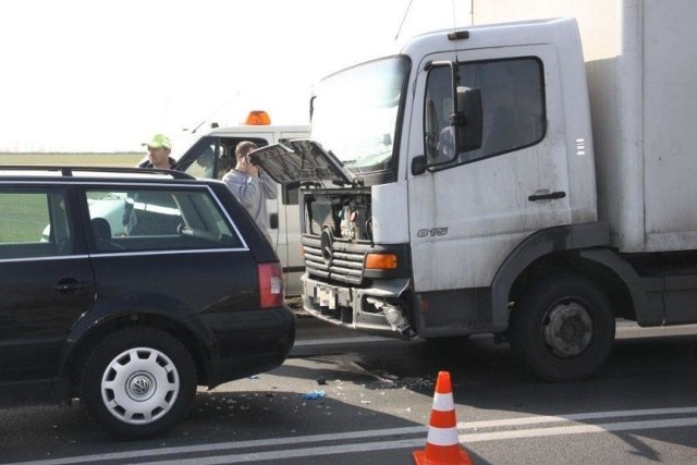 Kierujący ciężarowym mercedesem 28-latek najechał na tył volkswagena passata,