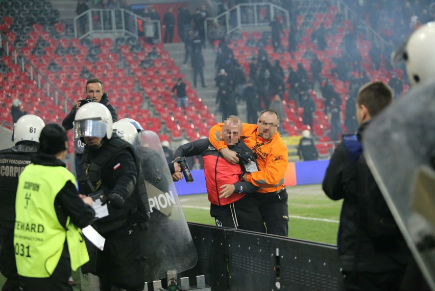 GKS Tychy - Ruch Chorzów: Zadyma na meczu. Race, petardy hukowe i wyrwane krzesełka. Mecz musiał zostać przerwany WIDEO+ZDJĘCIA