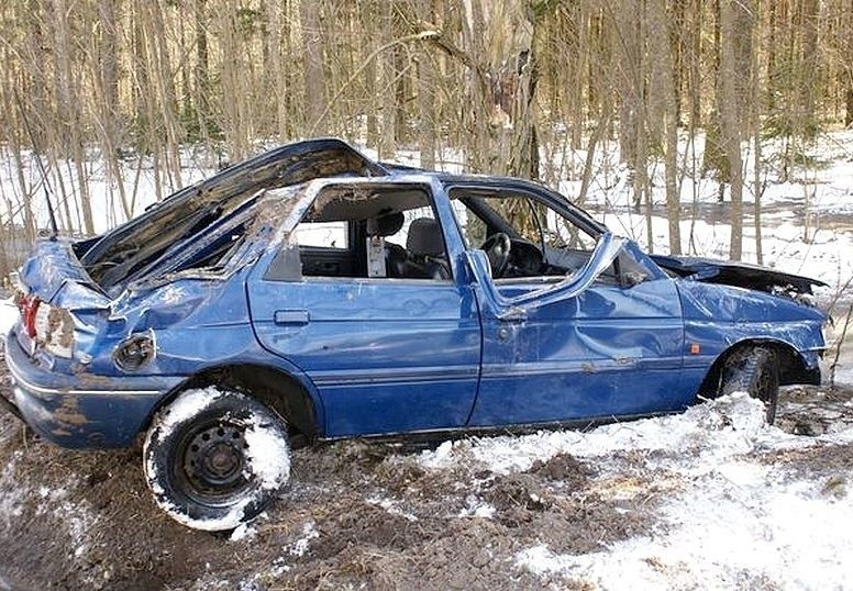 Wypadek: Ford w rowie. Prowadził 19-latek. (zdjęcia)