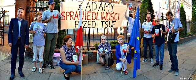 Protest w obronie sądów odbył się też w Gorzowie. Grupa "Obywatele GW 66-400" pojawiła się przed Sądem Okręgowym w Gorzowie wczoraj o godz. 8.00. Na miejsce przyszli z wielkim napisem: "Żądamy sprawiedliwości przed TSUE". W dłoniach trzymali biało czerwone flagi oraz flagi UE. Wszyscy mieli też konstytucję i białe róże.Protestujący m.in. w ten sposób stają w obronie pierwszej prezes SN prod. Małgorzaty Gersdorf. Uważają, że Andrzeh Duda chce zmusić Gersdorf do przejścia "w stan spoczynku" w sposób niezgodny z konstytucją.- Prosimy prof. Małgorzatę Gersdorf, by mino nacisków rządzącej autorytarnej władzy PiS, przyszła w środę do pracy w Sądzie Najwyższym. Polacy zasługują na niezależne sądownictwo - mówią Obywatele GW 66-400.WIDEO: B. Nowacka: Partie zmęczyły się obroną sądownictwa, natomiast w obywatelkach i obywatelach duch nie ginie