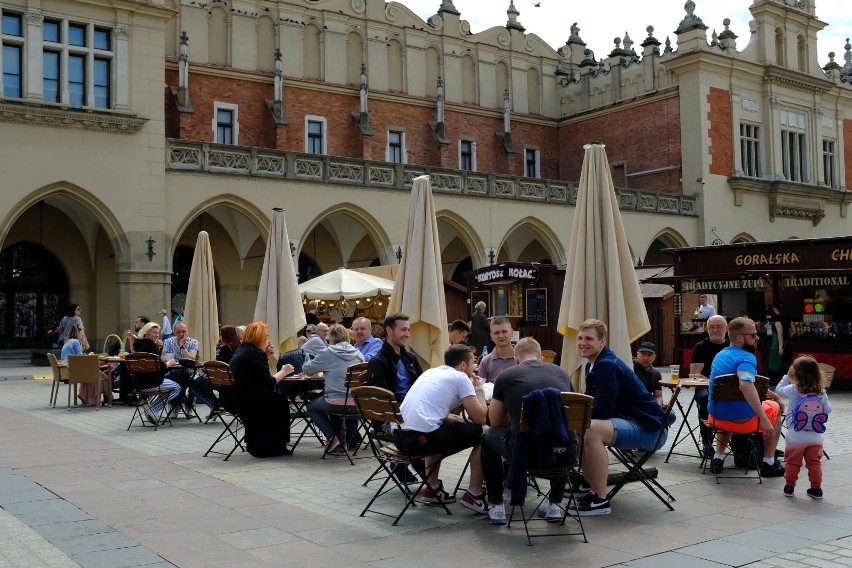 Kraków pierwszy raz wyglądał jak z czasów sprzed pandemii. Ludzie bez maseczek, tłumy na ulicach i w ogródkach [ZDJĘCIA]