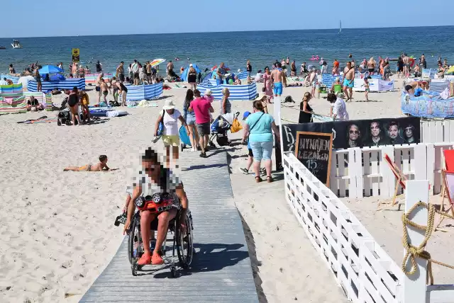 Niepełnosprawnym piach pod koła. Na plażę w Ustce dostęp mają ograniczony |  Głos Pomorza