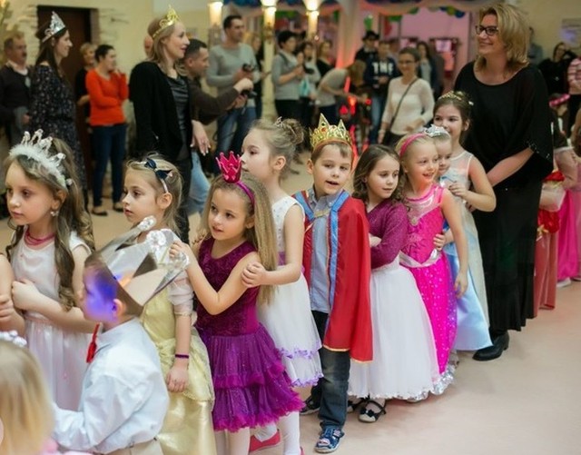 W sali balowej Ogniska Pracy Pozaszkolnej Ogród Jordanowski w Kozienicach odbył się V Wielki Bal Księżniczek i Książąt.