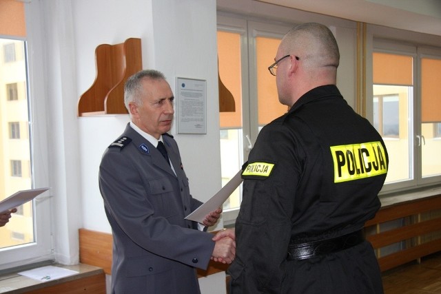 Szef mazowieckiego garnizonu Ryszard Szkotnicki życzył policjantom zadowolenia z pracy oraz osiągnięcia spektakularnych wyników w służbie.