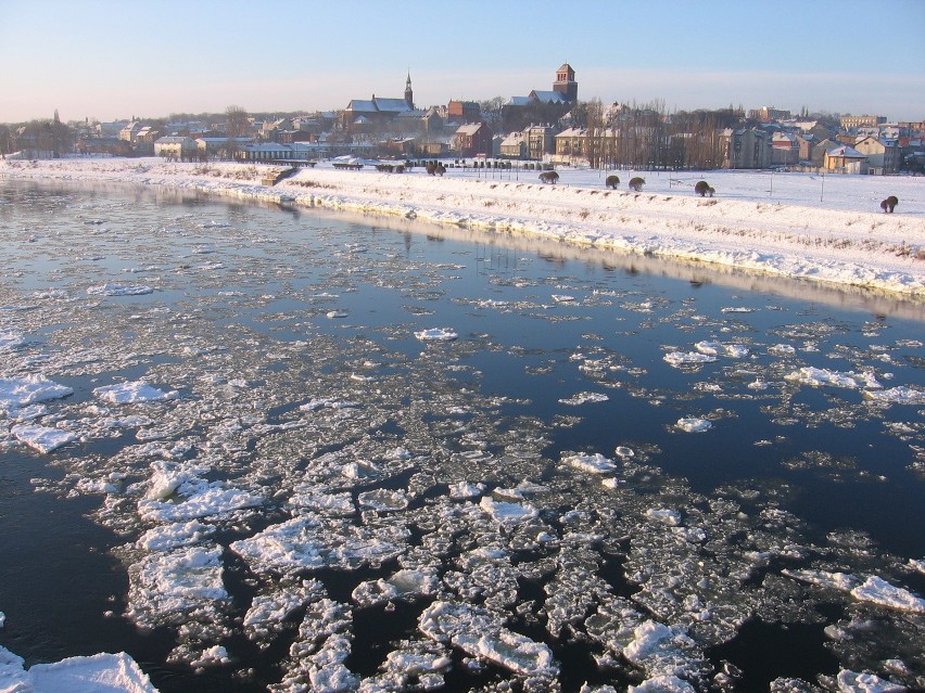Lód na Wiśle. Lodołamacze przypłynęły we wtorek do Gdańska