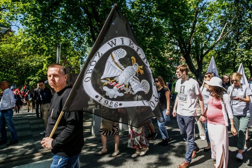 Marsz rotmistrza Witolda Pileckiego przeszedł przez Gdańsk. Cześć i chwała rotmistrzowi! - skandowali uczestnicy[zdjęcia,wideo]